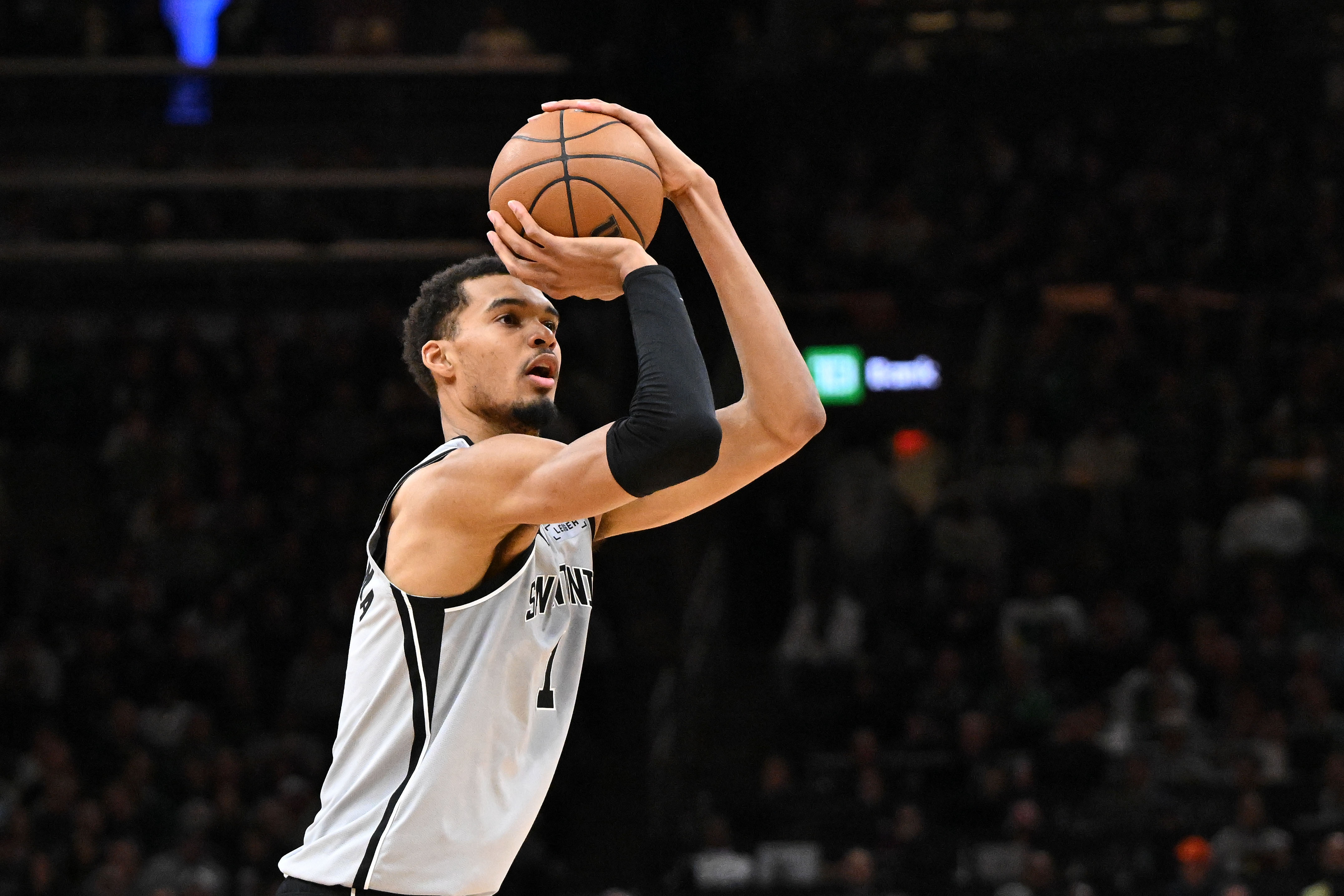 开云真人在线-全是三分对飚~马刺雄鹿第三节外线接连发炮 文班迎射特纳打停雄鹿