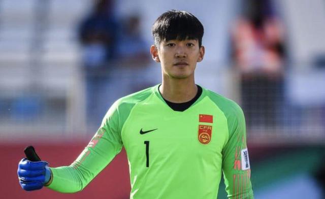 开云真人下载-沪媒：海港3国脚连夜返沪 参加国足集训备战40强赛